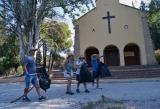 3 AAM_jornada de limpieza en los Bermejales 2 limpiando en el entorno de la iglesia Antonio Arenas