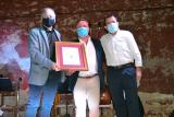 AAM_24 Velada romances 6 alcalde y presidente patronato entregan diploma a invitado de honor 2