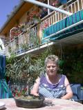 Mariana Iriza en el patio de su vivieda de Alhama
11/07/04
FOTO: ANTONIO ARENAS