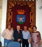 Tico Medina visitó Alhama para dedicarle sus "granos de mi Graná". En la imagen junto a la Diputada, el alcalde y concejal de cultura
11/08/2012
FOTO: ANTONIO ARENAS