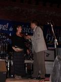 La vocalista de Yahl? recoge el premio a la categor?a flamenco fusi?n de manos del alcalde de Alhama
07/08/04
FOTO. ANTONIO ARENAS