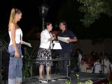 Estado puro  recoge su premio Carlos Cano a la mejor letra de manos de la Delegada Provincial de Turismo 
07/08/04
FOTO. ANTONIO ARENAS