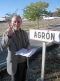 Guillermo López, alcalde de Agrón, con la sentencia  absolutoria  en una mano se siente felizmente vencedor
17/11/2005
FOTO: ANTONIO ARENAS