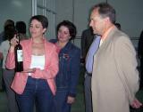 La Consejera de Gobernación, Evangelina Navarro, observa una de las primeras botellas salidas de las cooperativa vitivinícola Sierra Tejeda
10/0572006
FOTO: ANTONIO ARENAS