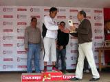 El marroquí Echadli, ganador del Gran Premio de Fondo, recibe el trofeo de manos del alcalde de Alhama, Francisco Escobedo
25/04/10
FOTO: ANTONIO ARENAS