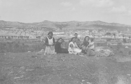 Grupo de amigos y al fondo Arenas del Rey