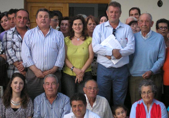  La alcaldesa de Arenas del Rey flanqueada por los alcaldes de Fornes (izq.) y Játar (dcha.) 