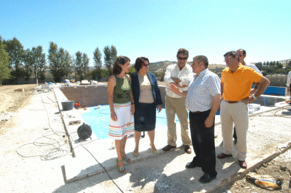 La Delegada comprueba el estado de las obras de la piscina