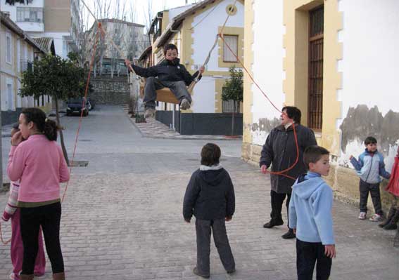  Enseñando a los niños la tradición, en la Plaza Alfonso XII 