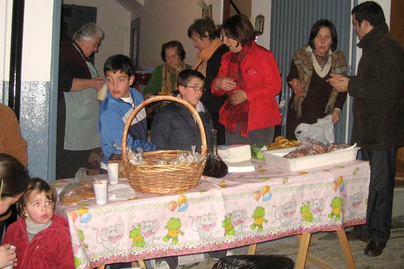  Los niños y mayores disfrutando de la fiesta (C/ Enciso) 