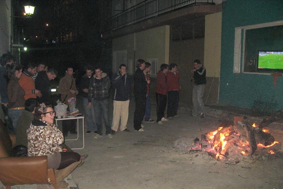  Los del Projoven que no se quería perder el fútbol, se llevaron la tele a la candela 