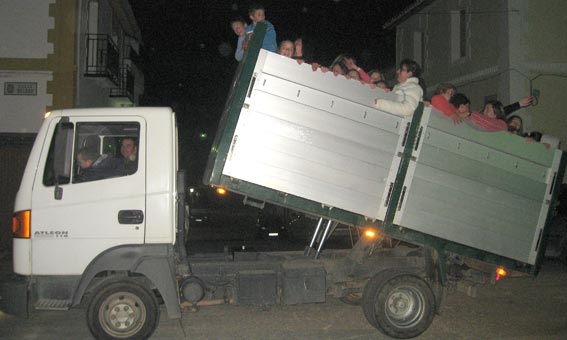  Tambien hubo tiempo para un paseo nocturno por las calles alhameñas con improvisado bus turístico  