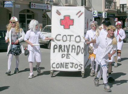 Grupo de amigos se divierte en el carnaval