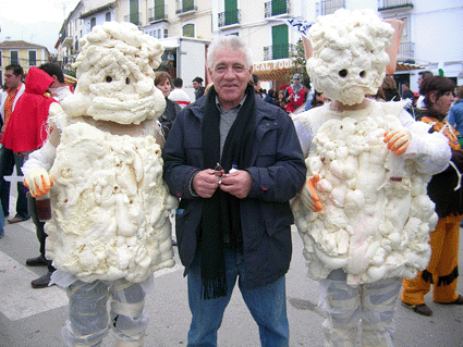 Ricardo Ruiz flanqueado por dos ricas palomitas de maiz