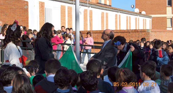  La concejala de Educación, el director del centro y otro profesores tomaron la enseña  