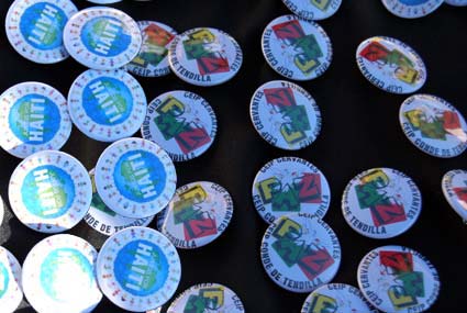  Chapas en favor de Haití y de la PAZ que se repartieron 