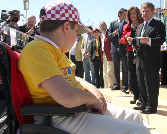  El presidente de la Diputación de Granada impone las medas a los alumnos alhameños en presencia del alcalde de Alhama 