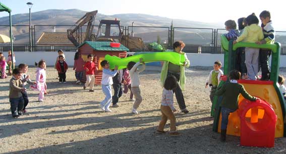  Los niños disfrutando de sus nuevos juegos 