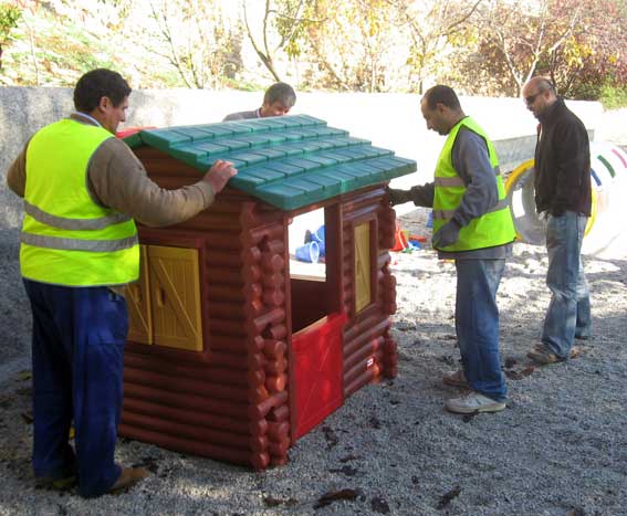  Empleados municipales haciendo las instalaciones 