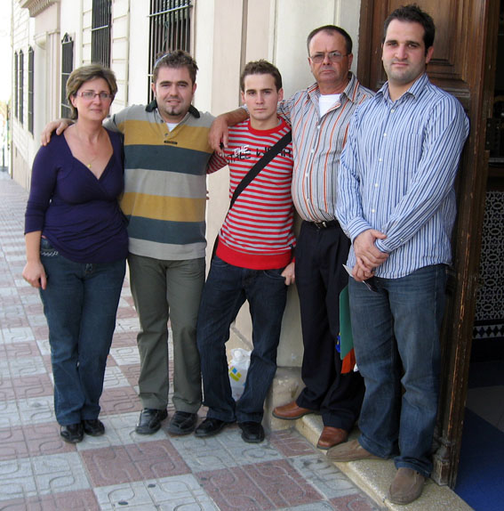  A las dos y media de la tarde vuelta a su casa de El Almendral, su padre, a su lado, era el chófer 