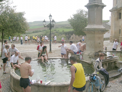 La mayoría se refrescaron en la Pila de la Carrera