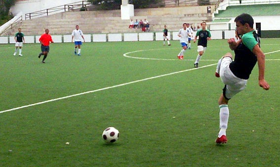  Quique intenta despejar un balón