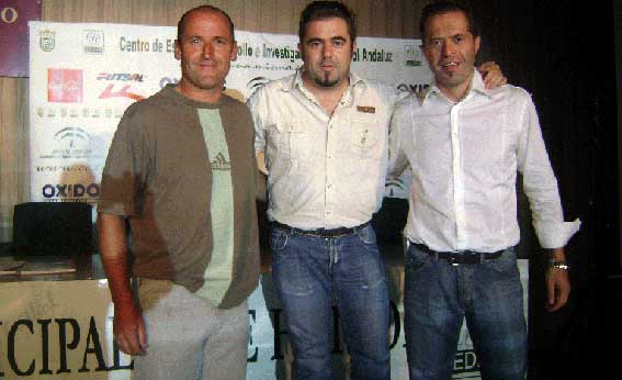  El concejal de Deportes y director del programa, Javier Molina Castañeda, en el centro, con los técnicos de la escuela deportiva alhameña Izco y José Raya 