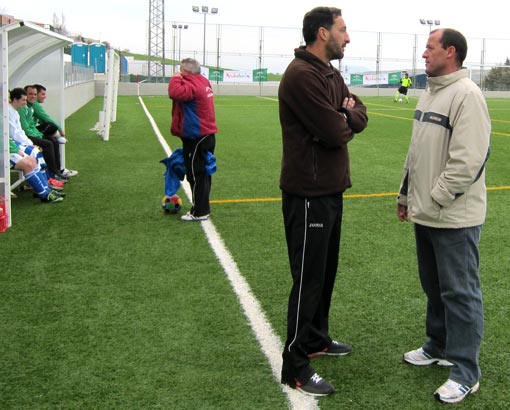  Los entrenadores de ambos equipos se saludan antes del inicio del partido 