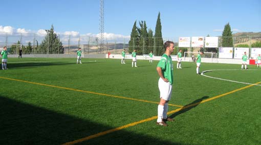  El partido comenzó con un minuto de silencio por la repentina muerte de Juan Miguel Ruiz Vega (Foto SEL) 