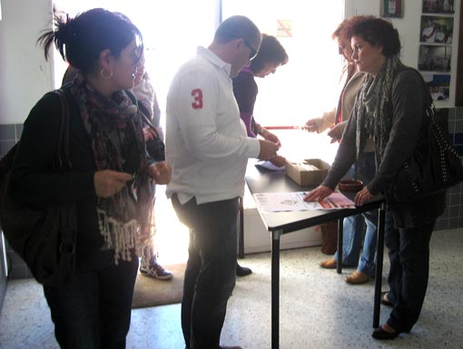  Padres de los jugadores comprando la entrada 