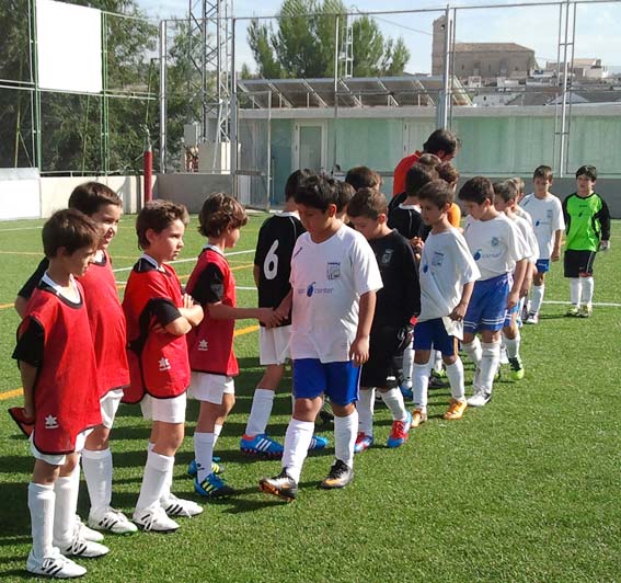 Los benajmines saludando antes del partido