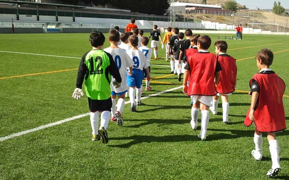 Entrada al campo del equipo benjamin con el Santa Fe