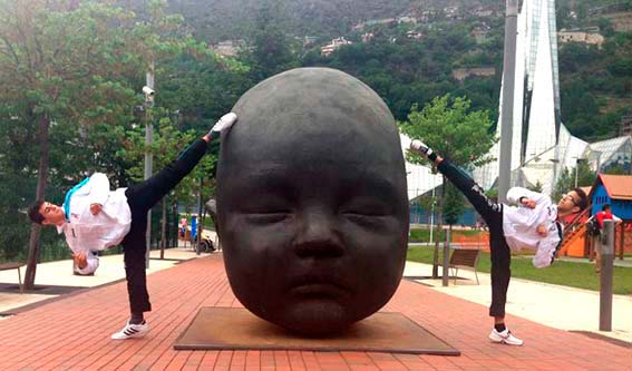 Poco antes del campeonato, los dos atletas en una plaza de Andorra