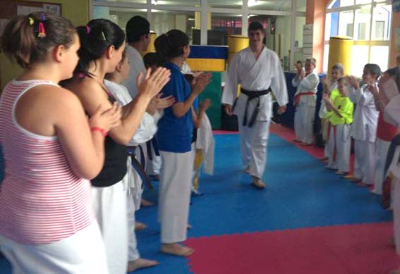 Pasillo al campeón por sus compañeros de Alhama a la llegada al dojo