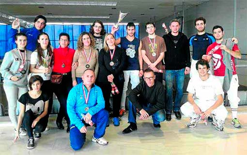 Los componentes del club Alhambra posan con los trofeos y medallas conquistados. Alba, a la izquierda, con camiseta blanca y el trofeo en las manos.
