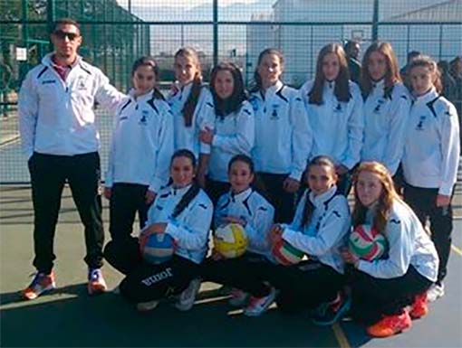 Equipo cadete durante un partido de liga regular