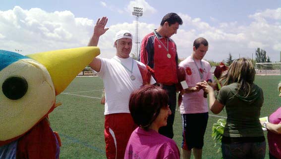 Antonio saluda tras proclamarse subcampeón en lanzamiento de peso