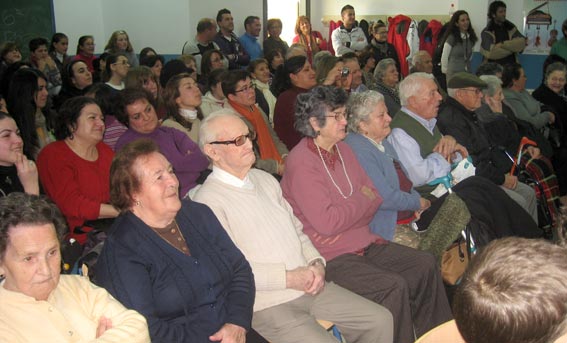  Familiares y amigos siguen la representación 