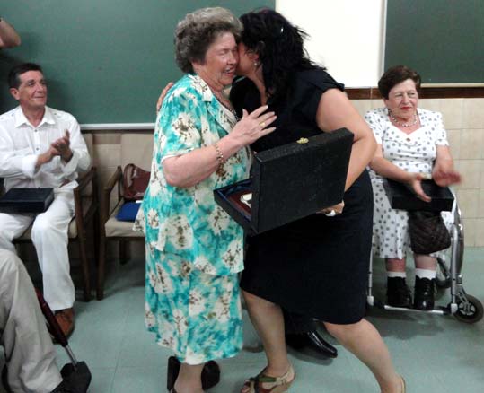  Momento en que recibe el premio de manos de la Delegada Provincial de Igualdad y Bienestar Social, Magdalena Sánchez 