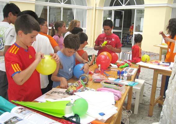  Peronsal del I2BC haciendo que los más jóvenes participaran en las actividades 