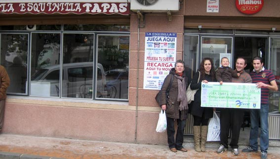  En la puerta del establecimiento que les dio la suerte 