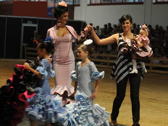  Rosa Peula saludando al final del desfile 