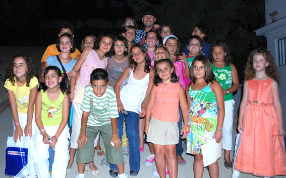  Una fotografía con el grupo participante en el primer Festival Infantil 