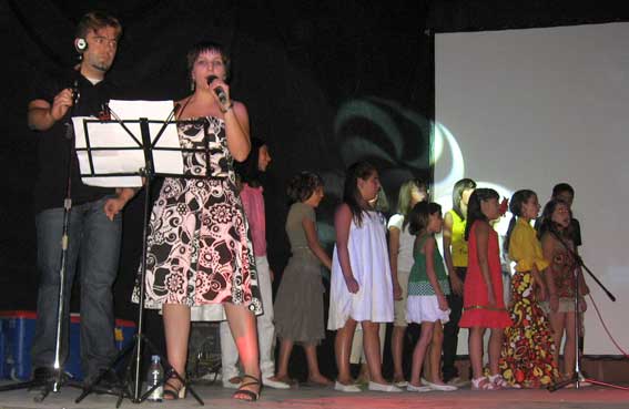  We are de world fue la canción conjunta que interpretaron los niños con los monitores, entre ellos el propio concejal, junto a Eli Romero 