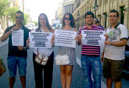 En la puerta del ministerio junto con compañeros de entidades locales de Granada y Valencia