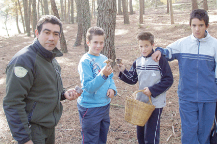 Un Agente de Medio Ambiente con los escolares