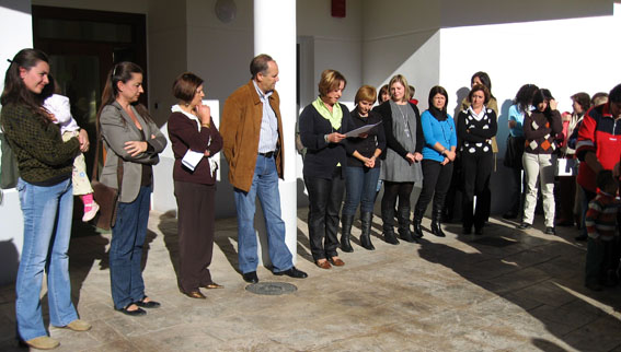  Las responsables del centro dan la bienvenida y las indicaciones a los padres 