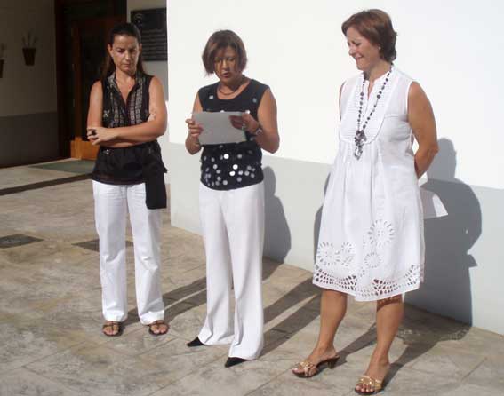  La Teniente de Alcalde (izquierda) y las educadoras dan la bienevenida a alumnos y padres 