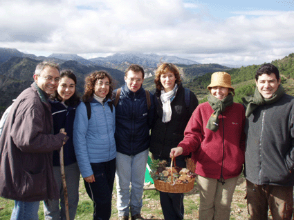 Un grupo de participantes en el Pino de las Cinco Ramas