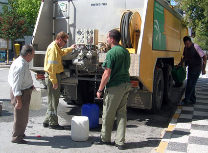 Un camion del Infoca abastece de agua potable a los vecinos de Jayena